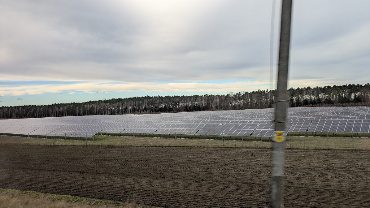 Paneles solares en campos polacos